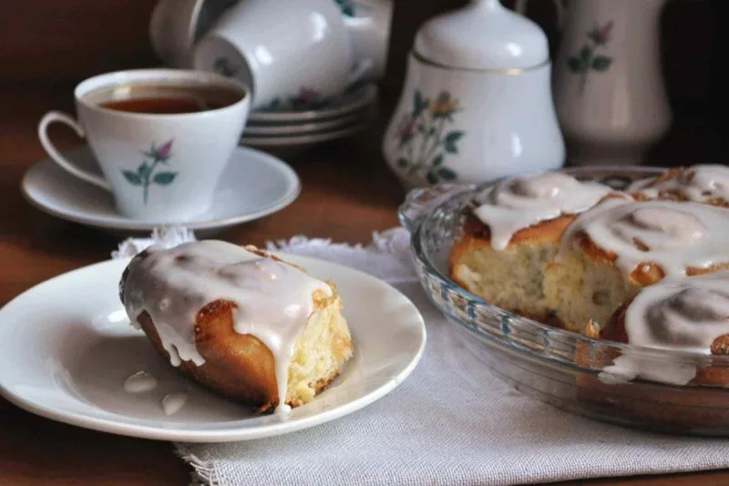 Homemade cinnamon roll with tea